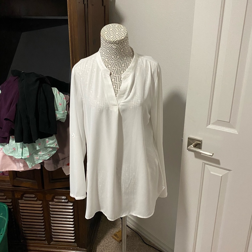 White v neck long sleeve blouse